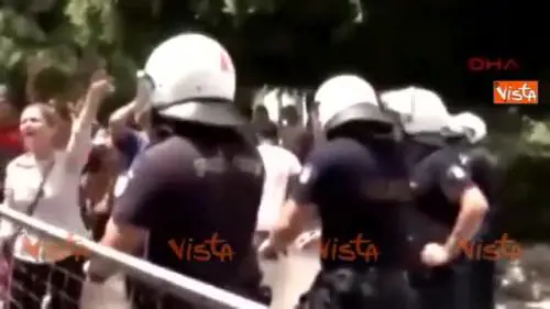 Kos, botte tra immigrati per pochi pezzi di pane