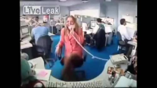 L'Antigalateo dell'ufficio: lei grida al telefono... guardate la reazione del collega