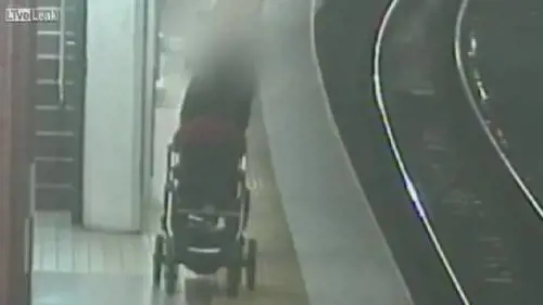 Il passeggino sfugge di mano e passa il treno