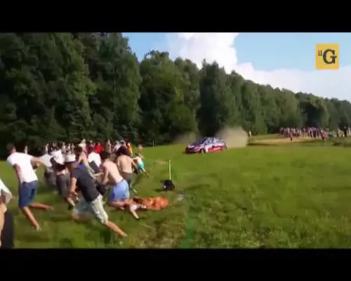Rally, auto fuori controllo drifta fra gli spettatori