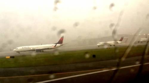 Atlanta, aereo colpito da fulmine: passeggero filma tutto