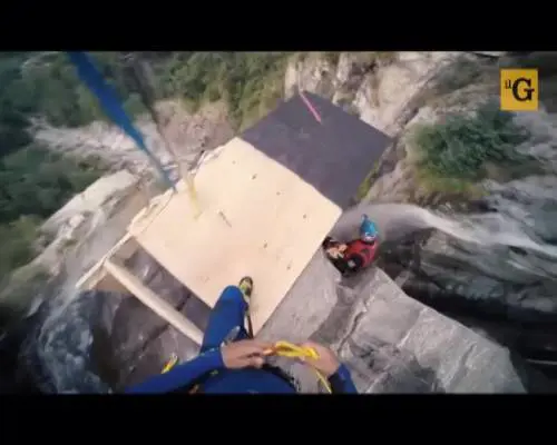 Cliff jumper si tuffa da 59 metri e segna un nuovo record