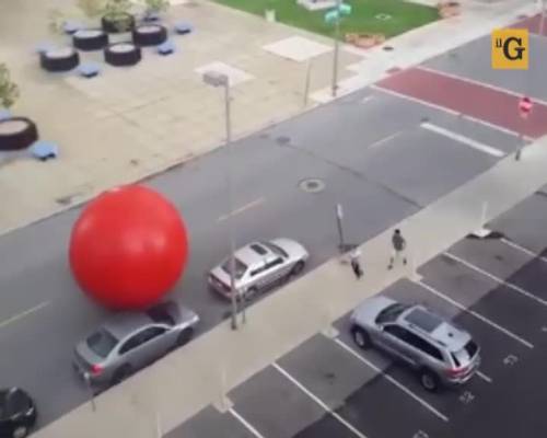 Palla rossa gigante rotola fuori dal museo