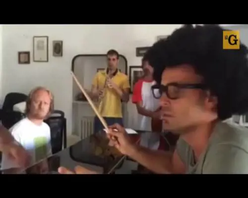 Pioggia di critiche e parodie sul nuovo inno della serie A