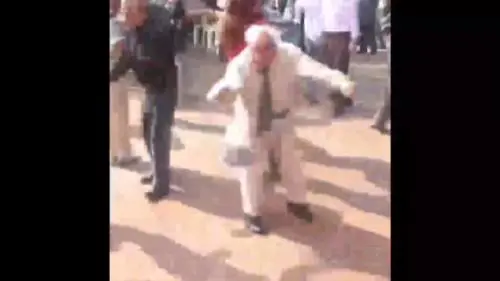 La musica è sfrenata e il nonnino non resiste...