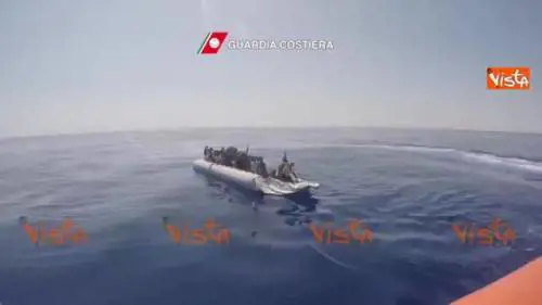 Lampedusa, un barcone soccorso nella notte