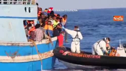 Immigrati, barcone stracolme portato in salvo