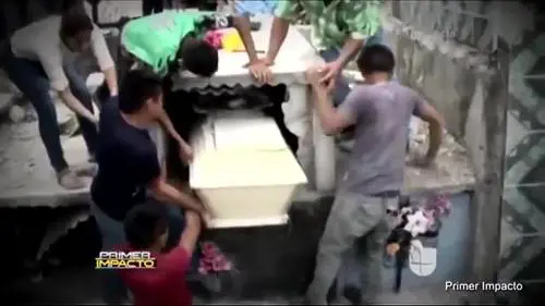 Sentono urla della defunta Parenti distruggono bara per cercare di salvarla