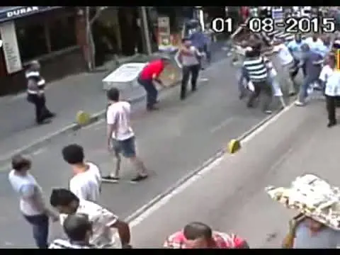 "Bud Spencer" irlandese combatte contro un gruppo di turchi