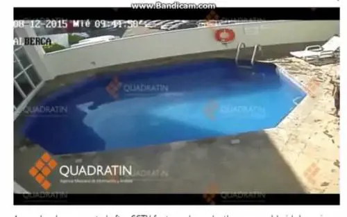 Uomo getta ripetutamente la figlia in acqua: la bimba muore