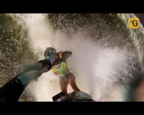Primo doppio salto mortale all'indietro... su una moto d'acqua