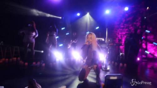 Rita Ora nude look sul palco: top trasparente e stelline al posto del reggiseno