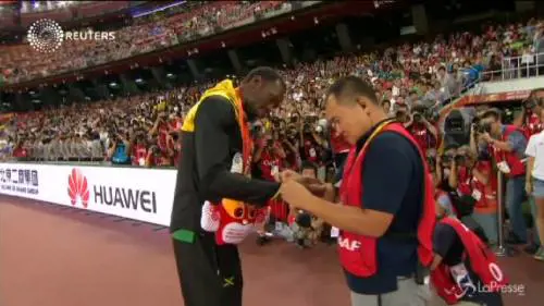 Cameraman regala talismano a Bolt