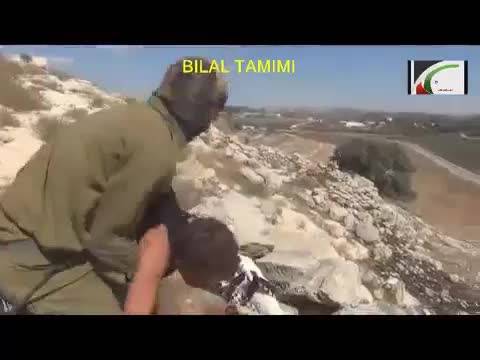 Soldato israeliano blocca ragazzino palestinese