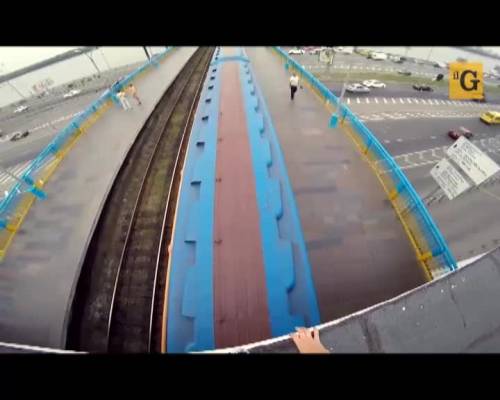 Vlogger russo passeggia sul tetto del treno in corsa