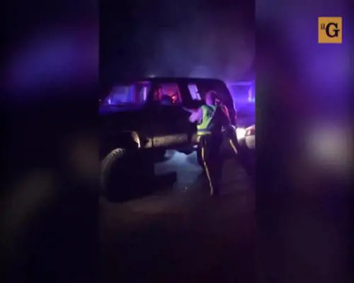 Sfugge alla polizia sfondando due autopattuglie col suo 4x4