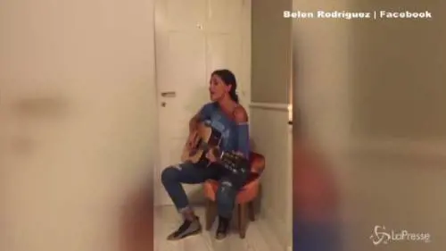 Belen (in)canta sui social