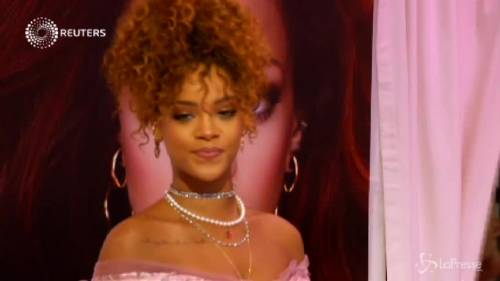 Rihanna in versione confetto rosa per presentare il suo profumo