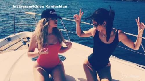 Khloe Kardashian 'promuove' il lato b e a prua sta in posa con Kendal Jenner