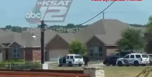Texas, agenti ammazzano uomo con le mani alzate
