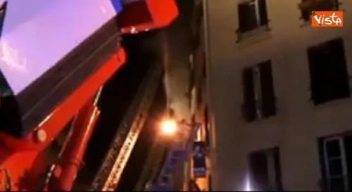 Parigi, le immagini del rogo