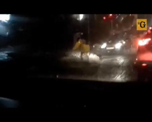 Ungheria, ciclista sfida la tormenta