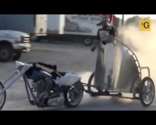 Incredibile motobiga: si guida con le redini