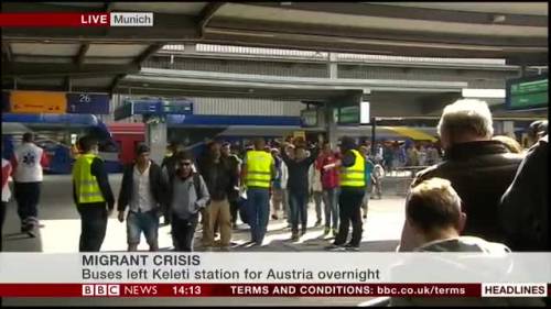Arrivano i migranti in stazione. I tedeschi li accolgono con gli applausi