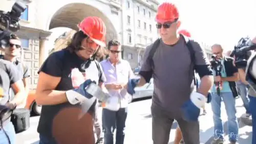 Festa dell'Unità, filo spinato per bloccare Renzi