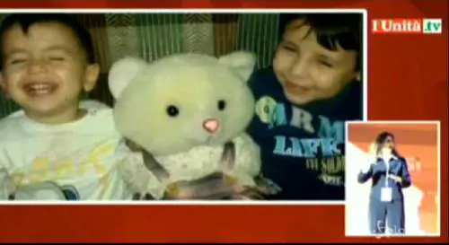 Renzi sciacallo: mostra la foto del piccolo Aylan