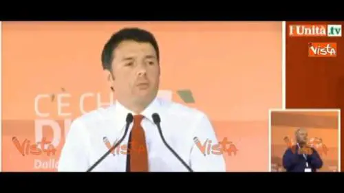 "Amici e amiche". Poi si corregge: "Compagni..."