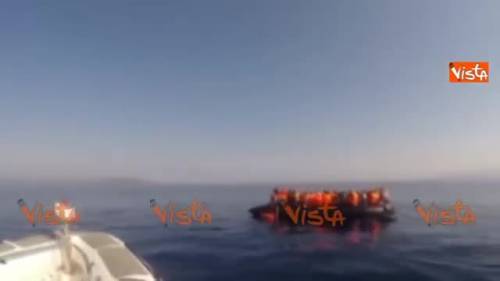 Turchia, i guardacoste si gettano in mare e salvano i migranti