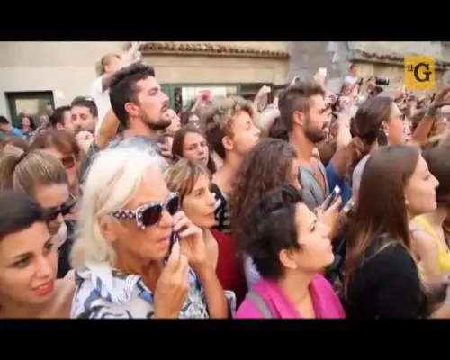Elisa si sposa ed arriva in chiesa in moto