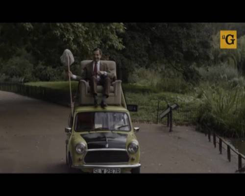 Mr. Bean in giro per Londra sulla Mini per festeggiare i 25 anni