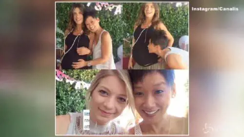 Elisabetta Canalis con le amiche al baby shower fra coccole e regali