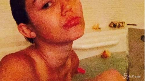Bagnetto social per Miley Cyrus: nuda nella vasca