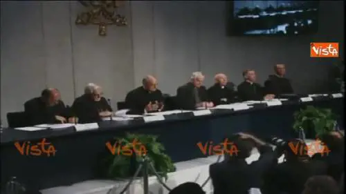 Papa: "Processi gratuiti e decisione al vescovo"