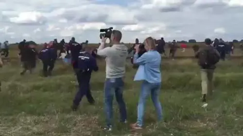 Reporter della tv ungherese sgambetta i migranti in fuga