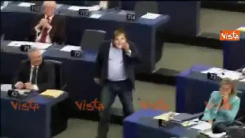 Buonanno da Juncker con la maschera della Merkel