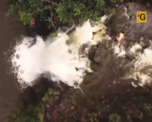 Sorpreso da un ingrossamento delle acque mentre scala la cascata