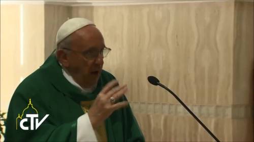 Papa Francesco cita Mina durante la predica