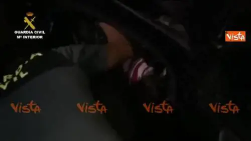 Melilla, profugo nel cruscotto di un'auto