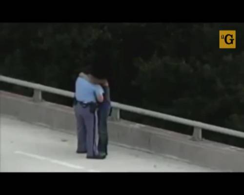 Poliziotto salva aspirante suicida con un abbraccio