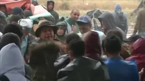Macedonia, la polizia prende a manganellate i migranti