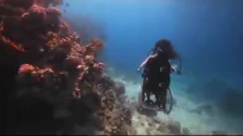 Carrozzina subacquea: il sogno della ragazza disabile diventa realtà
