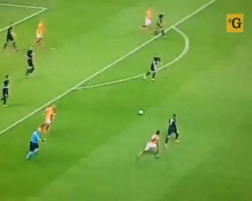 Podolski sviene in campo scatenando l'ironia del web