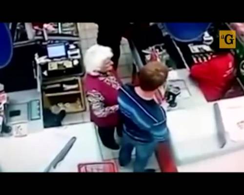 Un'anziana viene stesa con un pugno mentre è in fila al supermercato