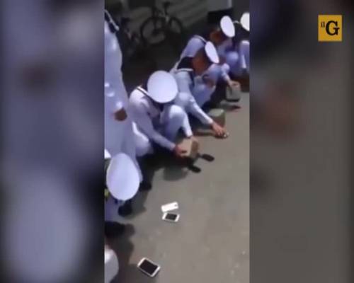 Marinai thailandesi distruggono i propri smartphone