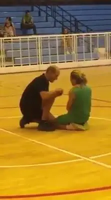 L'arbitro ferma la partita di basket e chiede la mano di una giocatrice