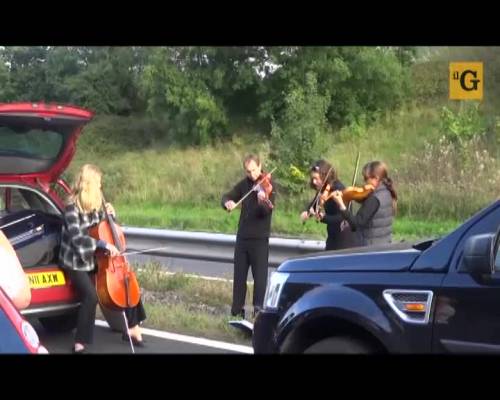 Quartetto d'archi improvvisa concerto sull'autostrada bloccata